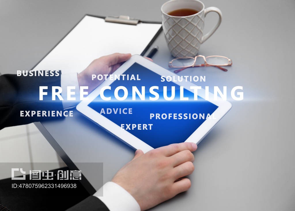 辦公室用平板電腦工作的人。咨詢服務理念Man working with tablet in office. Consulting service concept